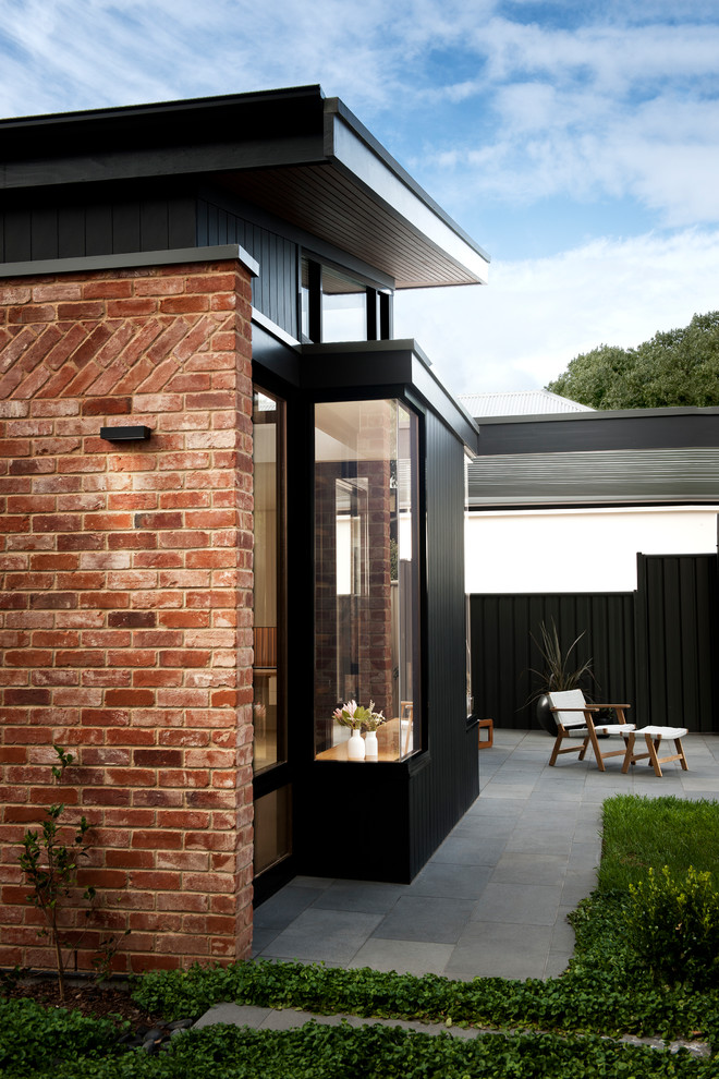 Immagine di un patio o portico design dietro casa con nessuna copertura
