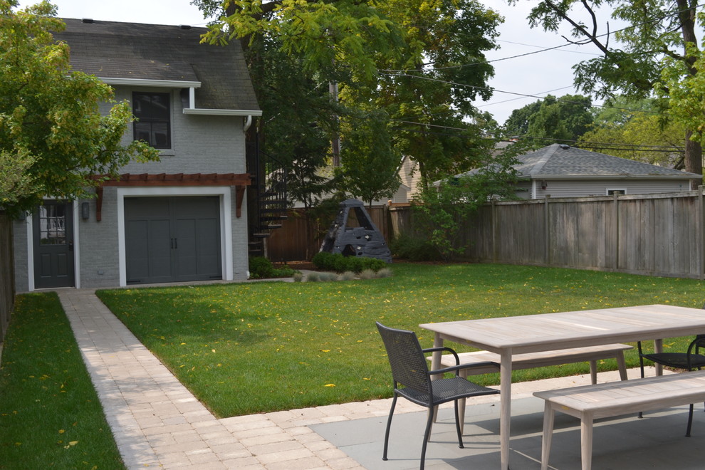 Immagine di un patio o portico chic di medie dimensioni e dietro casa con un focolare, pavimentazioni in mattoni e una pergola