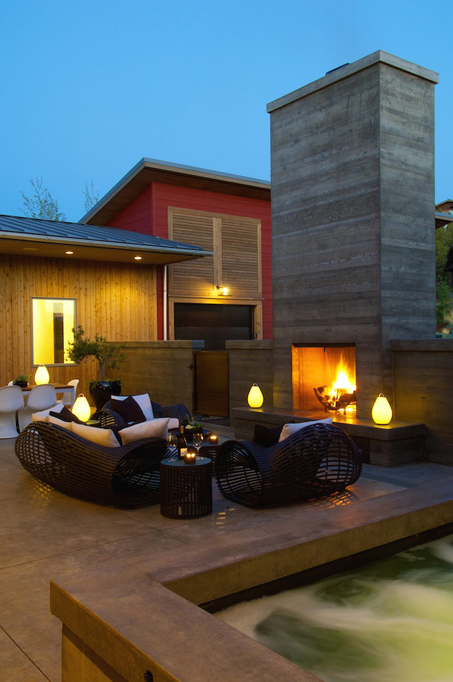 Свежая идея для дизайна: двор в современном стиле с местом для костра - отличное фото интерьера