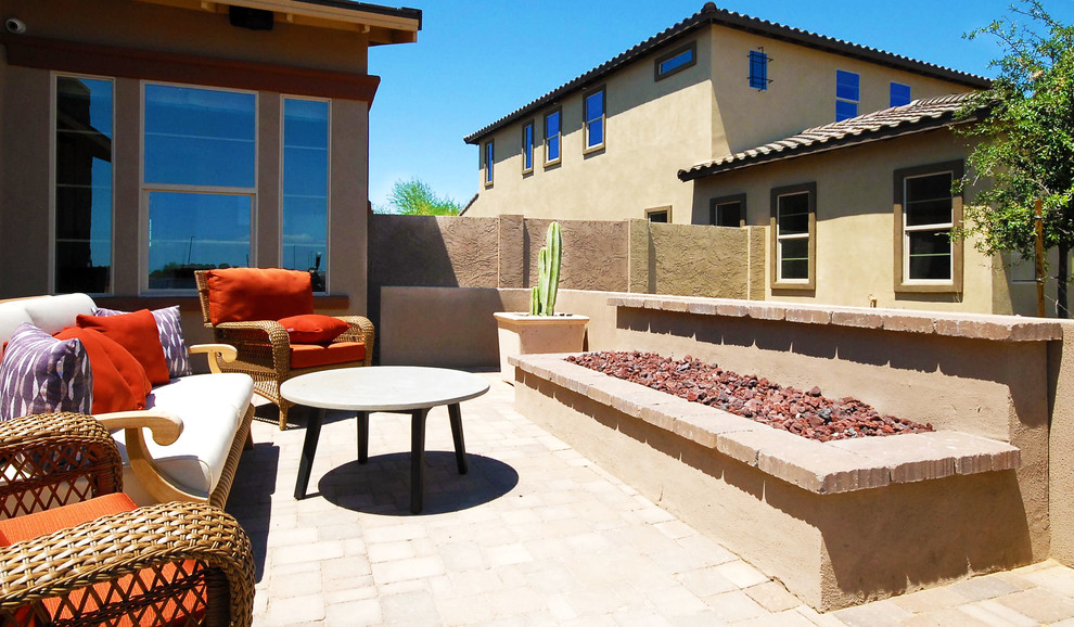 Unbedeckter, Mittelgroßer Moderner Patio im Innenhof mit Wasserspiel und Pflastersteinen in Phoenix