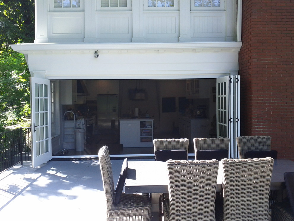 На фото: двор среднего размера на заднем дворе в классическом стиле с мощением тротуарной плиткой без защиты от солнца с