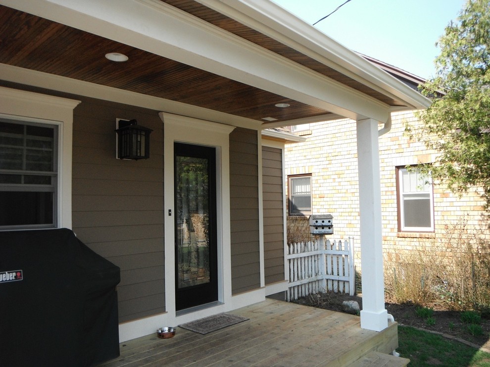 Cette image montre une terrasse arrière traditionnelle avec une cuisine d'été et une extension de toiture.