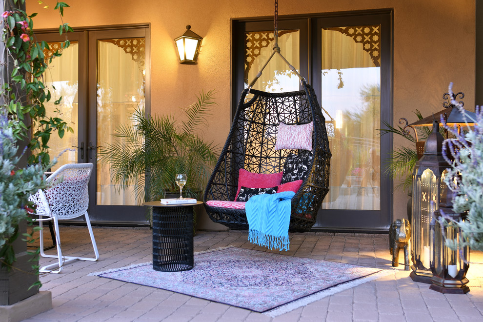 Foto de patio mediterráneo de tamaño medio en patio trasero con adoquines de piedra natural, jardín vertical y pérgola