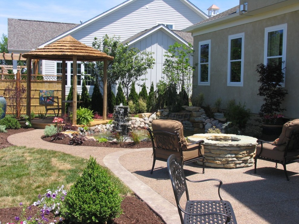 Diseño de patio clásico de tamaño medio en patio trasero con brasero