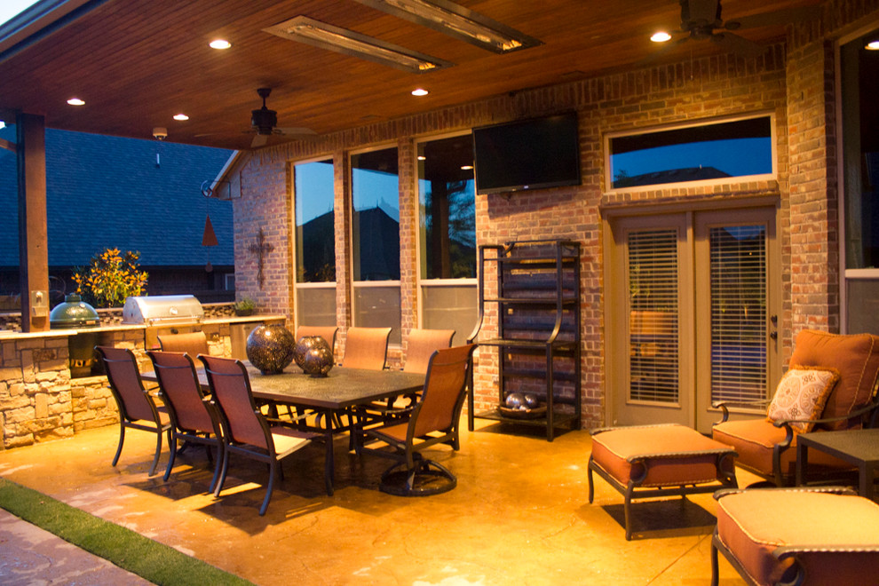 Réalisation d'une petite terrasse arrière avec une cuisine d'été, du béton estampé et une extension de toiture.