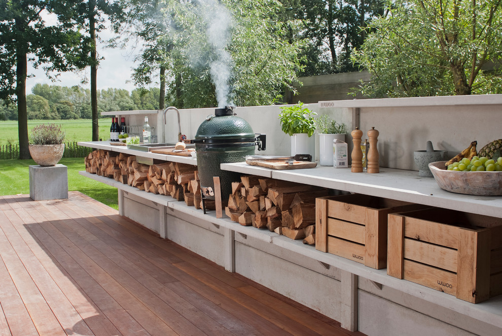 Aménagement d'une terrasse en bois arrière contemporaine de taille moyenne avec une cuisine d'été et aucune couverture.