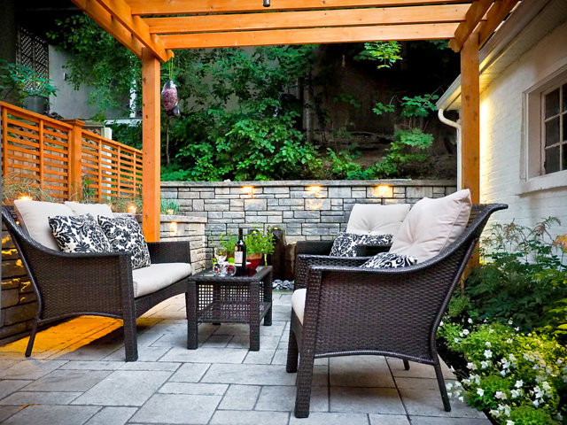 Immagine di un patio o portico design di medie dimensioni e dietro casa con pavimentazioni in cemento, una pergola e fontane