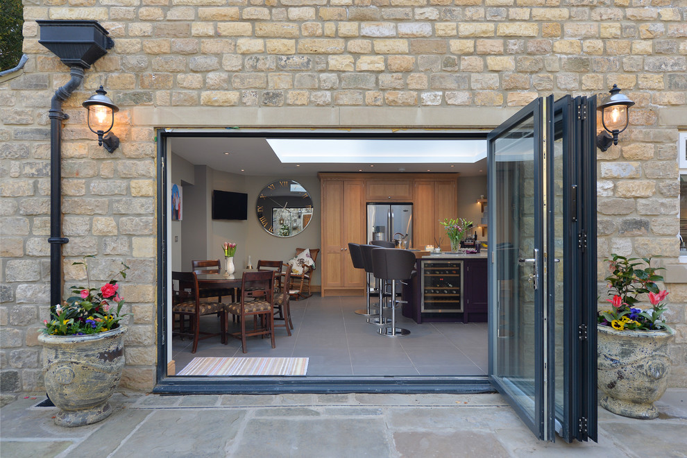 Идея дизайна: большой двор на внутреннем дворе в современном стиле с покрытием из каменной брусчатки
