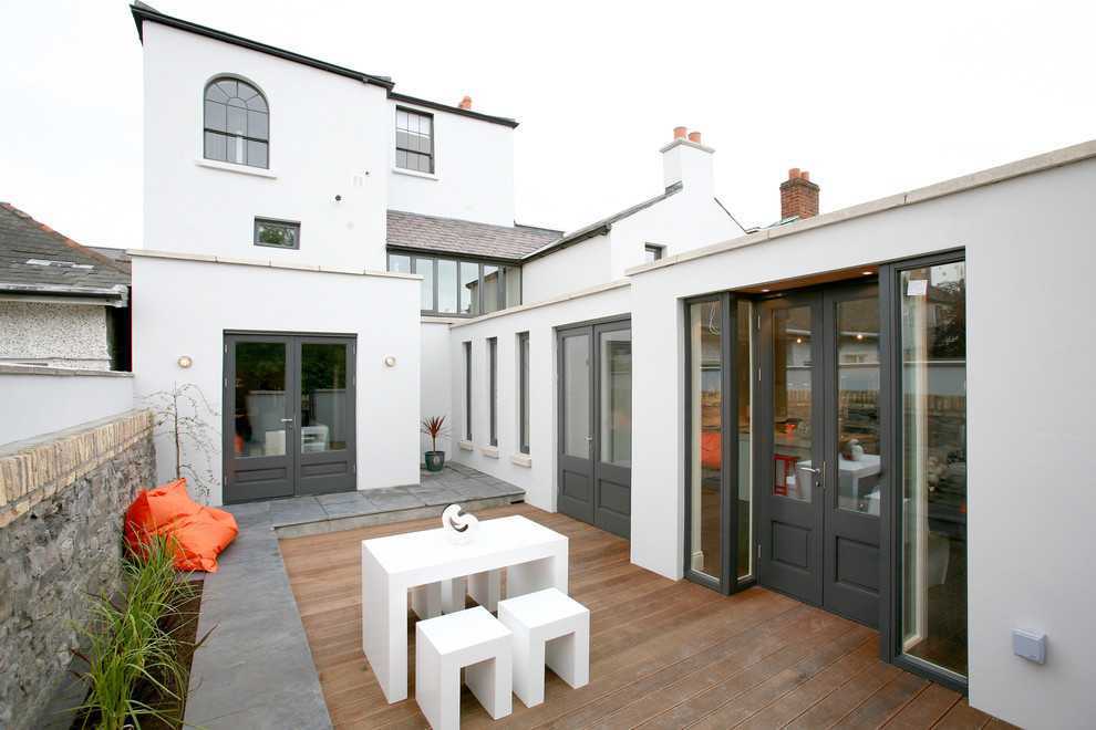 Foto di un patio o portico minimal di medie dimensioni e dietro casa con pedane e nessuna copertura