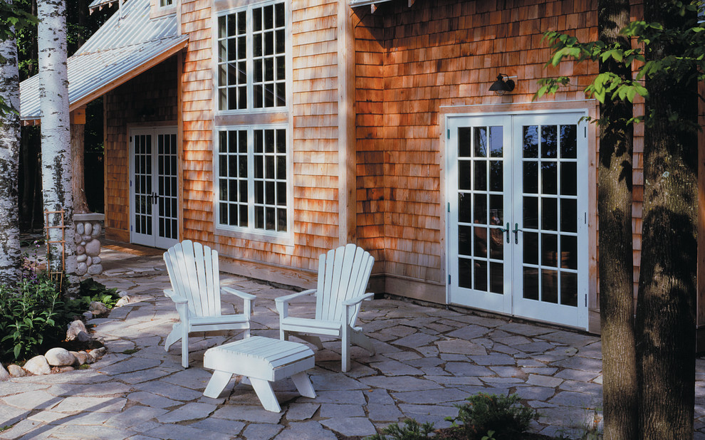 Cette photo montre une terrasse latérale romantique de taille moyenne avec du béton estampé.