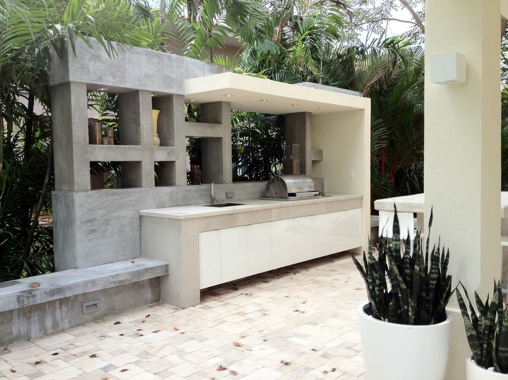 Inspiration for a modern patio in Miami.