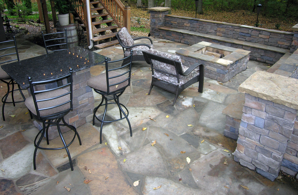 На фото: двор среднего размера на заднем дворе в классическом стиле с местом для костра и покрытием из каменной брусчатки без защиты от солнца с