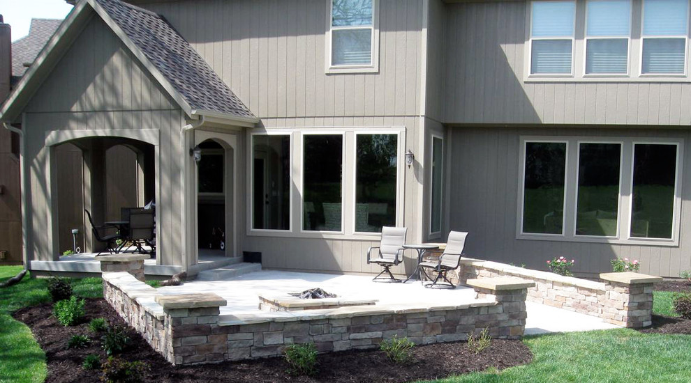 Modelo de patio clásico pequeño sin cubierta en patio trasero con brasero y adoquines de piedra natural