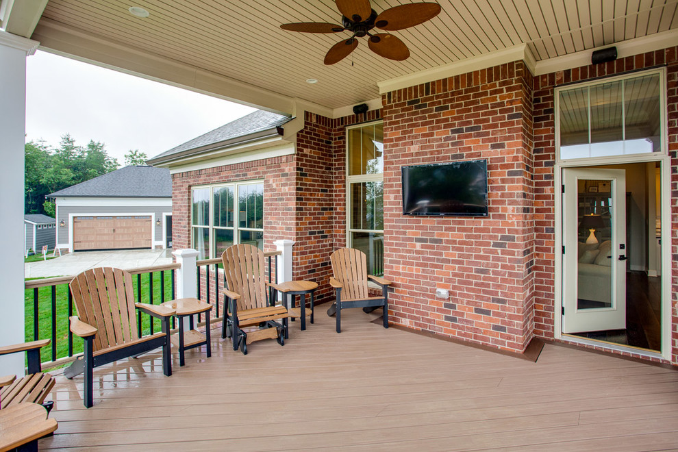 Foto di un grande patio o portico classico dietro casa con pedane e un tetto a sbalzo