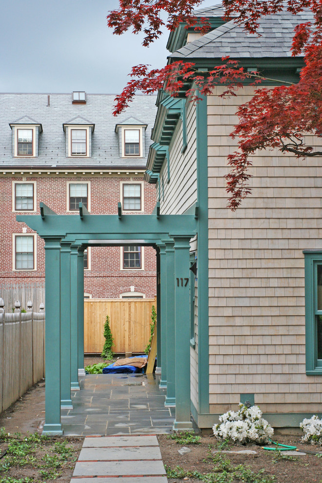 Mittelgroße Klassische Pergola neben dem Haus mit Betonboden in Providence