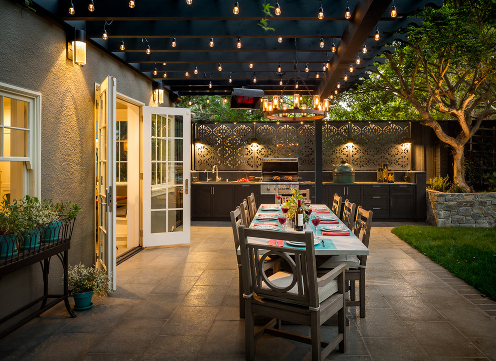 Cette image montre une terrasse arrière traditionnelle avec une cuisine d'été et une pergola.