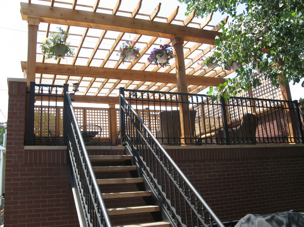 Immagine di un patio o portico design di medie dimensioni con pedane e una pergola