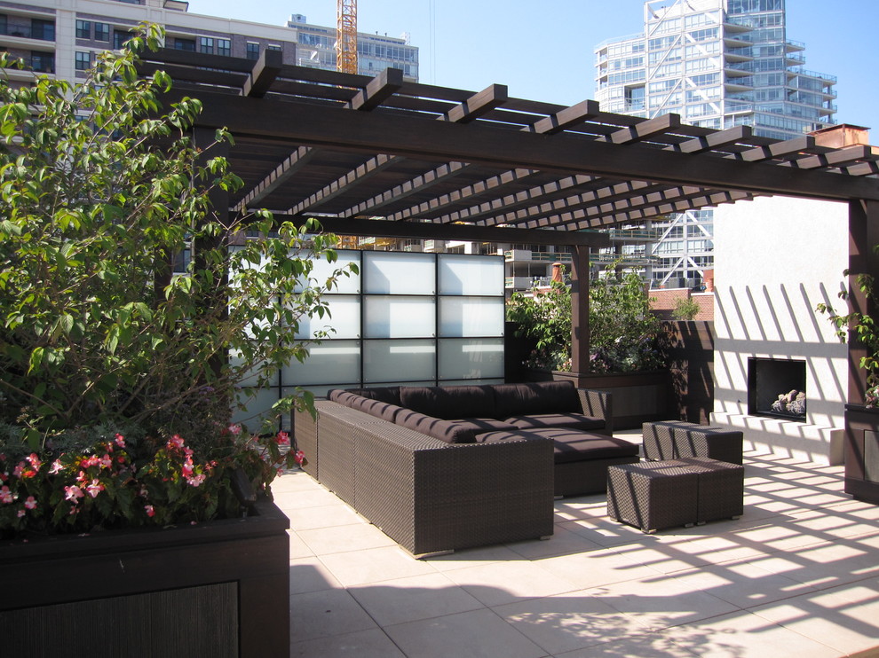 Große Moderne Pergola im Innenhof mit Kübelpflanzen und Dielen in Chicago