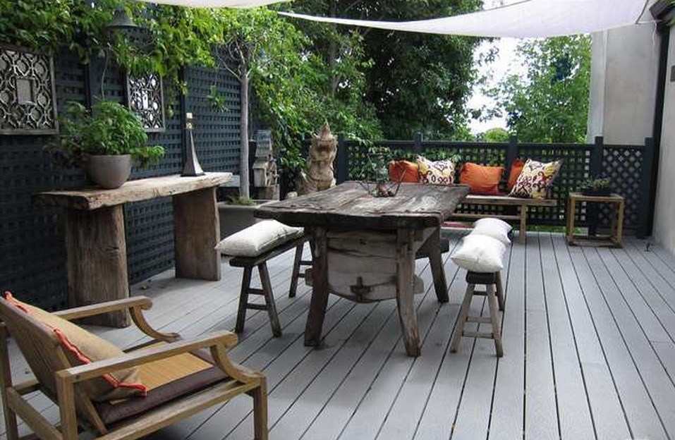 Idée de décoration pour une terrasse en bois asiatique de taille moyenne avec un auvent.