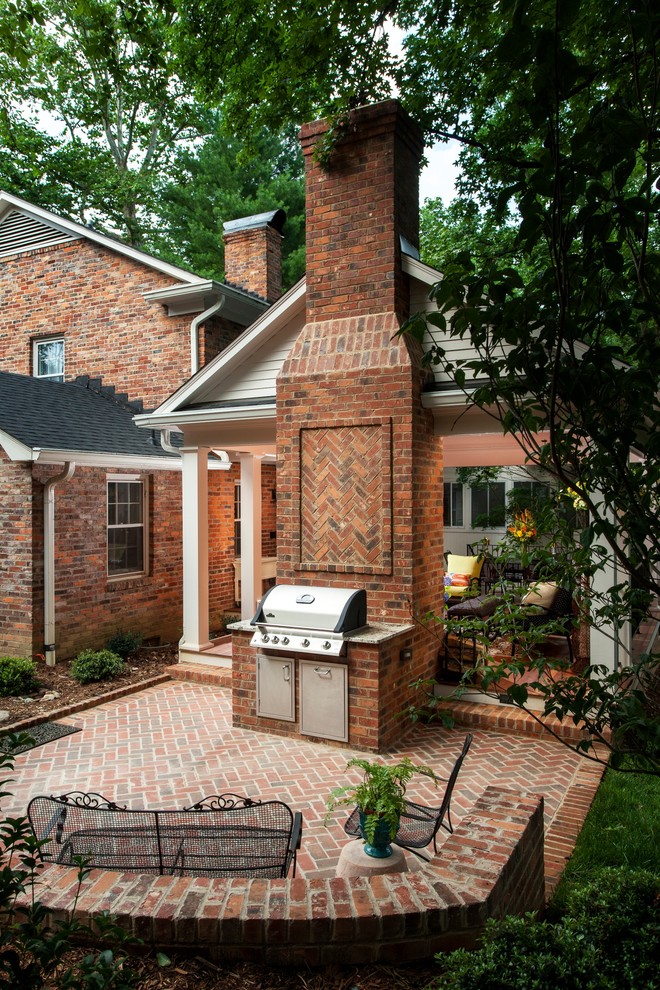 На фото: двор в классическом стиле с мощением клинкерной брусчаткой и зоной барбекю
