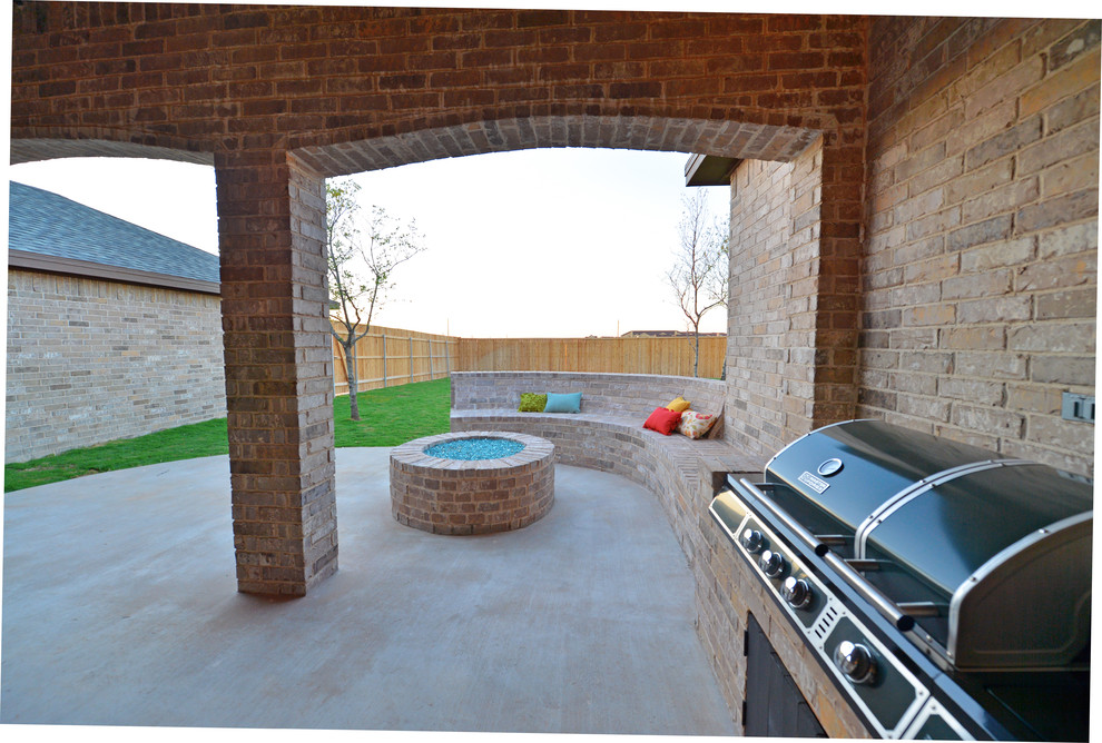 Idee per un grande patio o portico classico dietro casa con lastre di cemento e un tetto a sbalzo