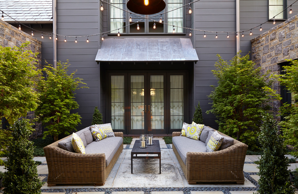 Стильный дизайн: двор на внутреннем дворе в стиле неоклассика (современная классика) с покрытием из бетонных плит - последний тренд