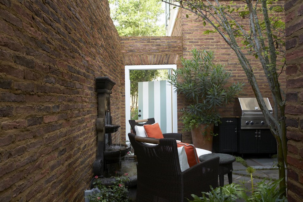Imagen de patio rústico pequeño sin cubierta en patio trasero con fuente