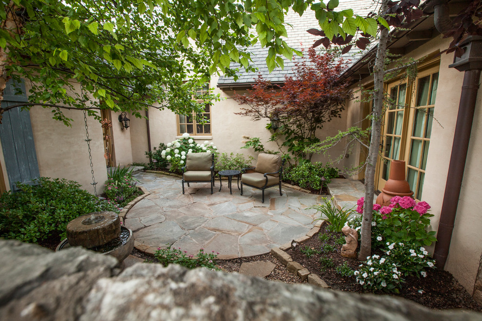 Mittelgroßer, Unbedeckter Klassischer Patio im Innenhof mit Wasserspiel und Natursteinplatten in Oklahoma City