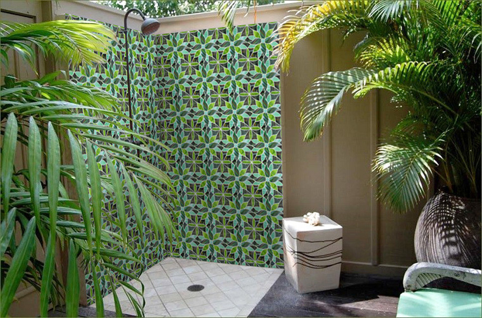 На фото: двор среднего размера на заднем дворе в стиле модернизм с летним душем и покрытием из плитки без защиты от солнца