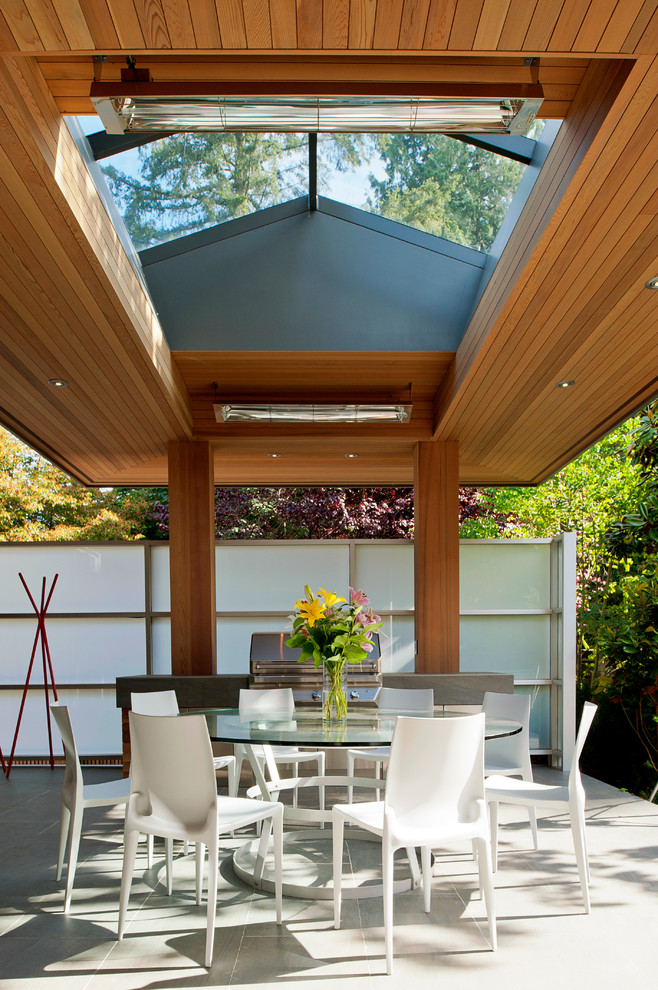 Idee per un patio o portico contemporaneo con un tetto a sbalzo