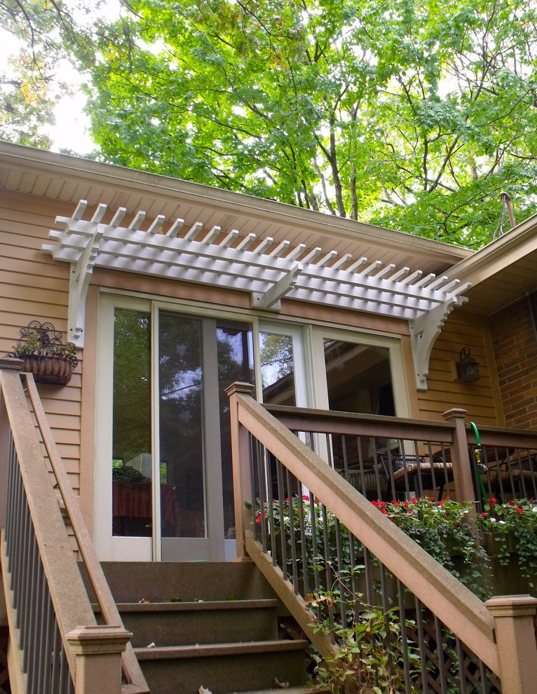 Immagine di un patio o portico american style di medie dimensioni e dietro casa con pedane e una pergola