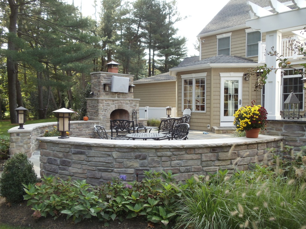 Imagen de patio clásico grande en patio trasero con cocina exterior, adoquines de piedra natural y pérgola