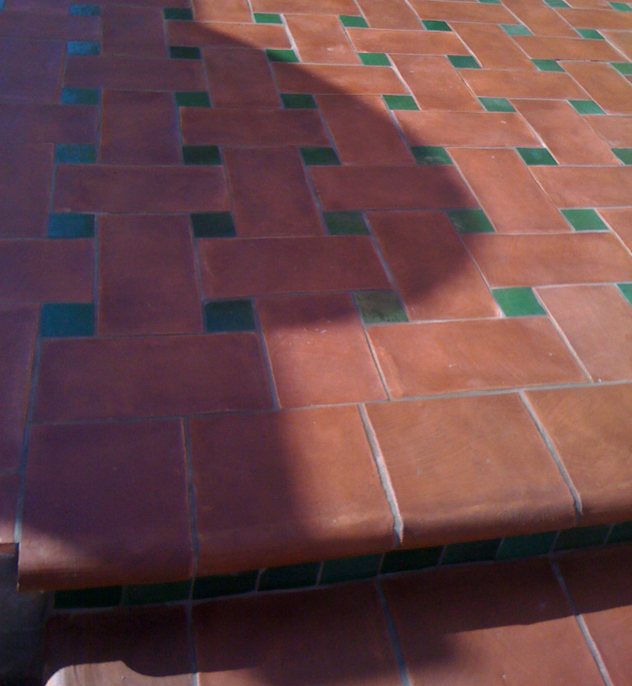 オレンジカウンティにある高級な広い地中海スタイルのおしゃれな中庭のテラス (タイル敷き) の写真