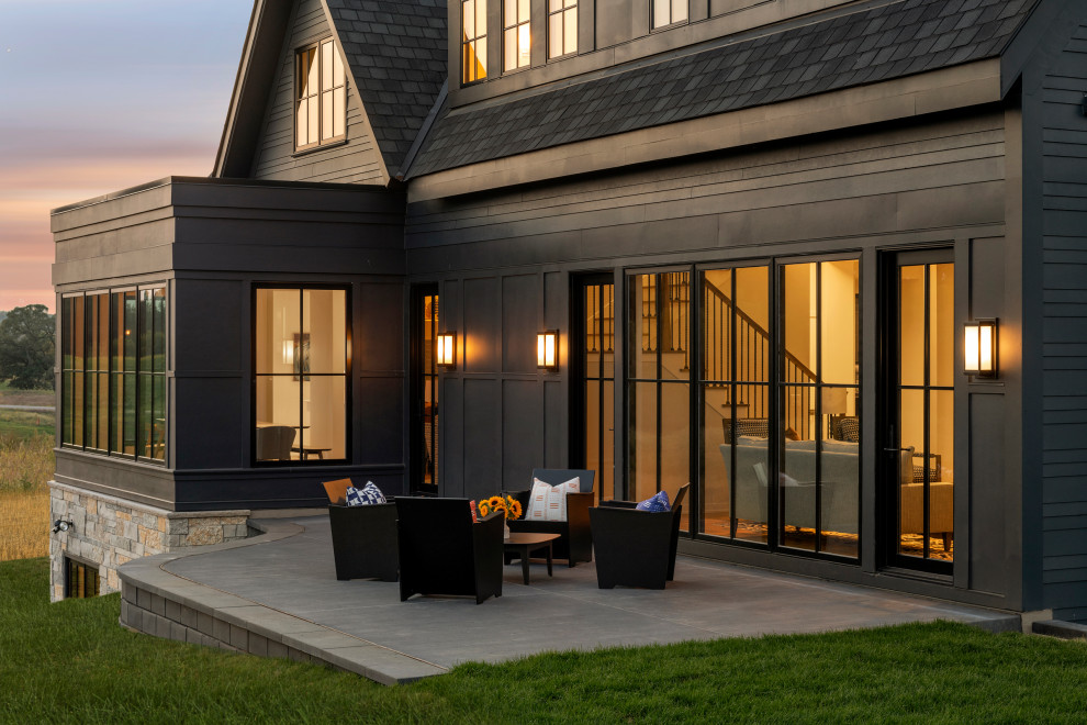 Пример оригинального дизайна: двор среднего размера на заднем дворе в стиле кантри с покрытием из бетонных плит без защиты от солнца