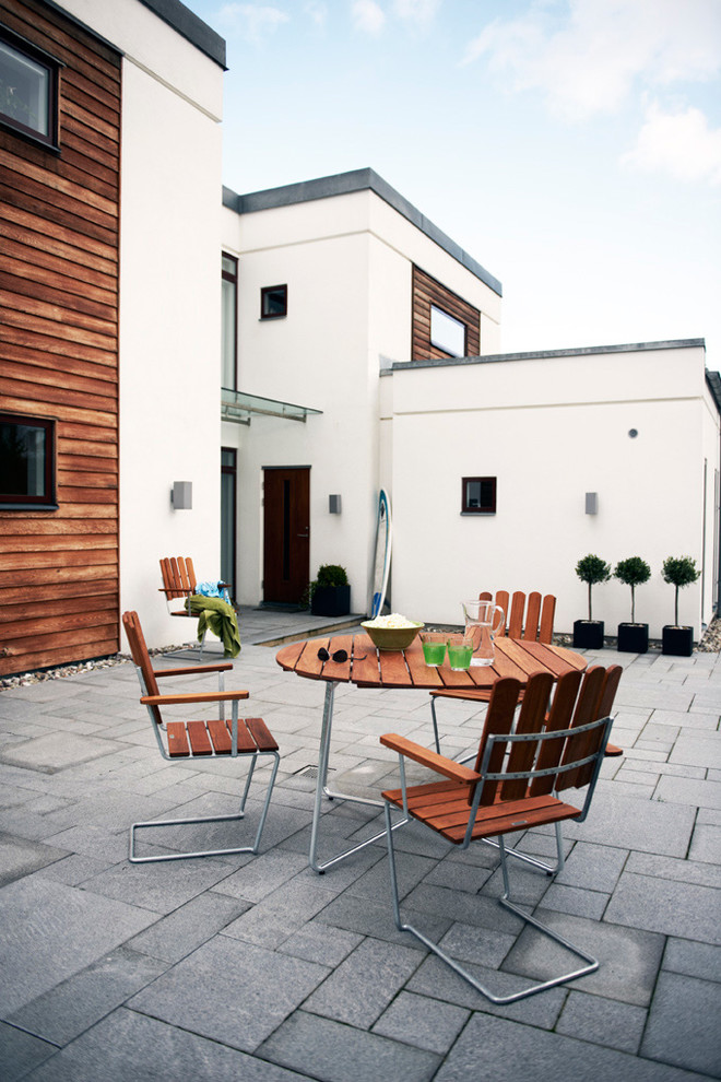 Свежая идея для дизайна: двор в скандинавском стиле - отличное фото интерьера