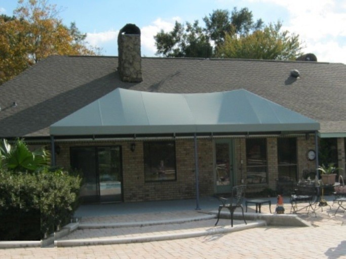 Idee per un patio o portico tradizionale di medie dimensioni e dietro casa con pavimentazioni in pietra naturale e un parasole