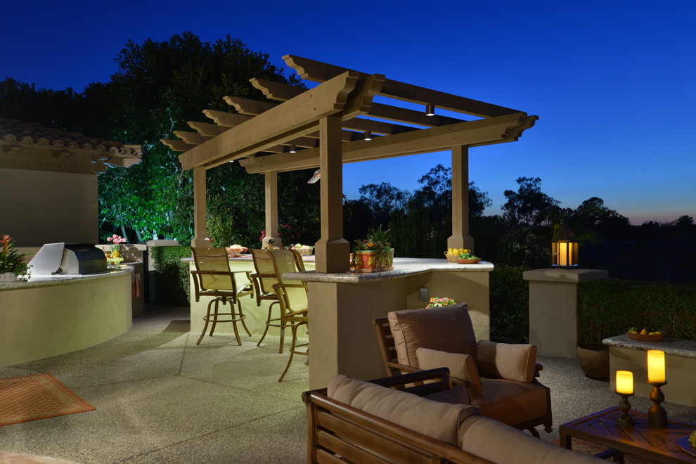 Große Klassische Pergola hinter dem Haus mit Outdoor-Küche und Betonplatten in San Diego
