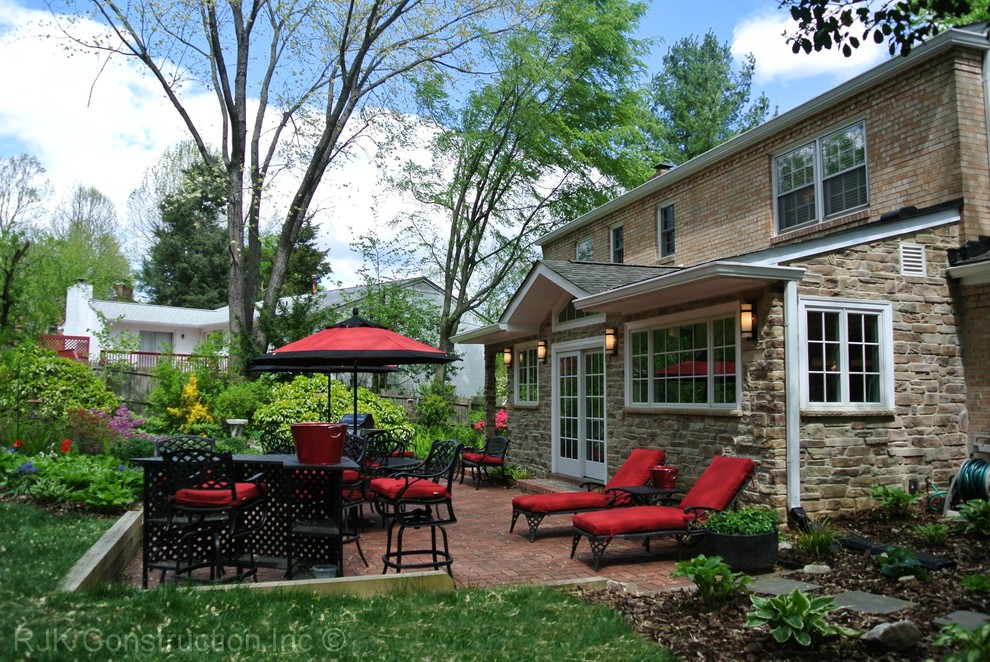 Example of a classic patio design in Richmond