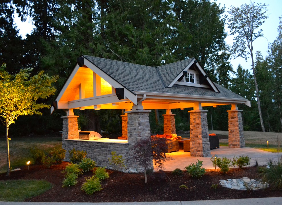 Пример оригинального дизайна: большой двор на заднем дворе в современном стиле с летней кухней, мощением тротуарной плиткой и навесом
