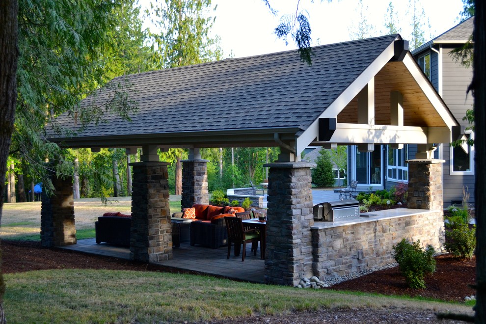 Imagen de patio actual grande en patio trasero y anexo de casas con cocina exterior y adoquines de hormigón