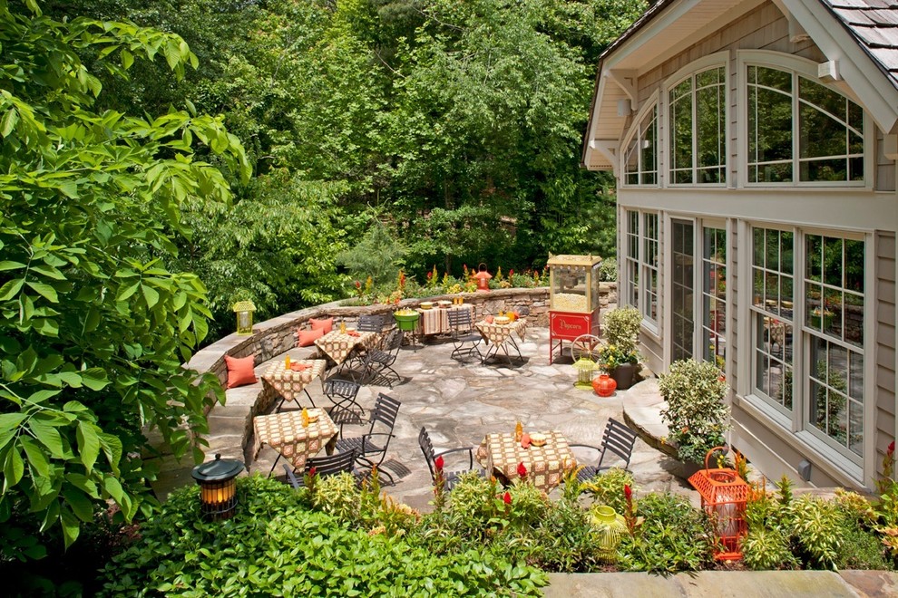 Foto de patio clásico de tamaño medio sin cubierta en patio trasero con adoquines de piedra natural