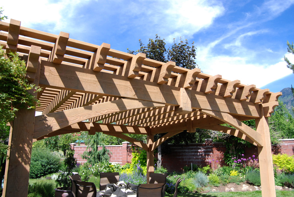 ソルトレイクシティにあるトラディショナルスタイルのおしゃれなテラス・中庭 (パーゴラ) の写真