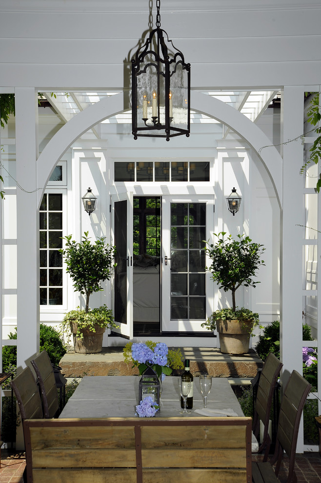 Стильный дизайн: большой двор на заднем дворе в классическом стиле с навесом и местом для костра - последний тренд