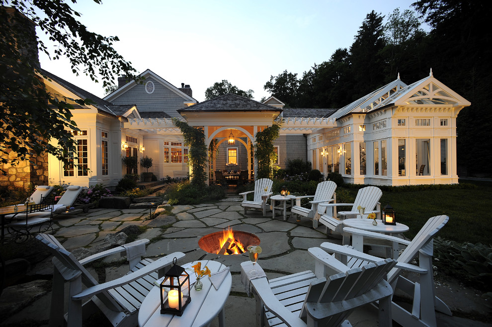 Großer, Unbedeckter Klassischer Patio hinter dem Haus mit Feuerstelle und Natursteinplatten in New York