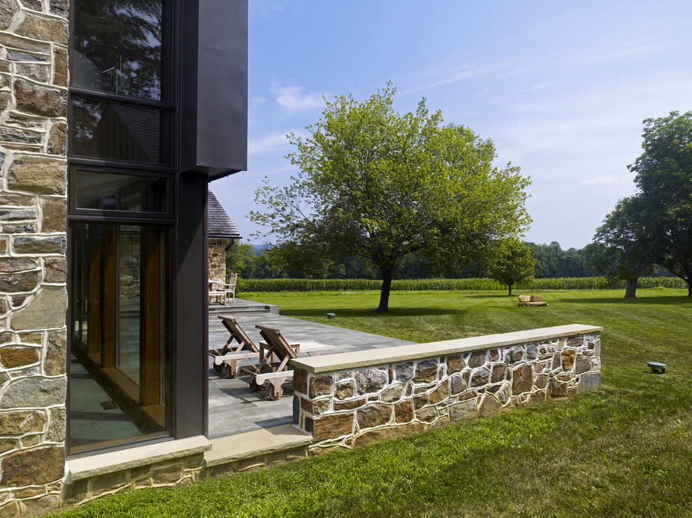 Стильный дизайн: двор на заднем дворе в стиле кантри с покрытием из каменной брусчатки без защиты от солнца - последний тренд