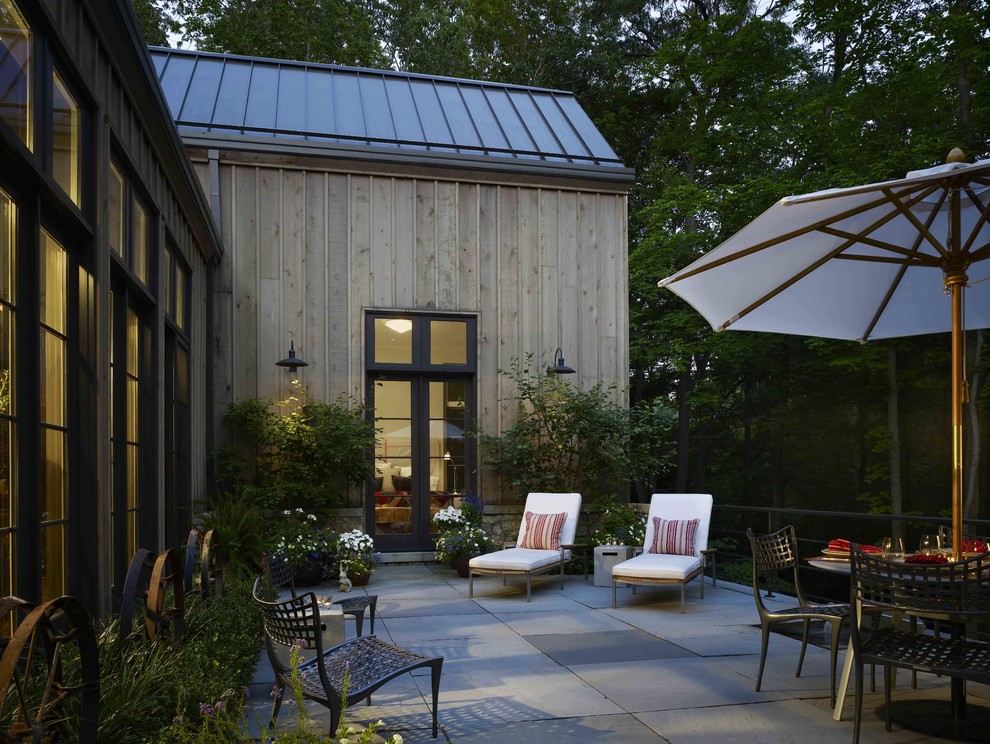 На фото: двор в стиле кантри с покрытием из декоративного бетона без защиты от солнца с