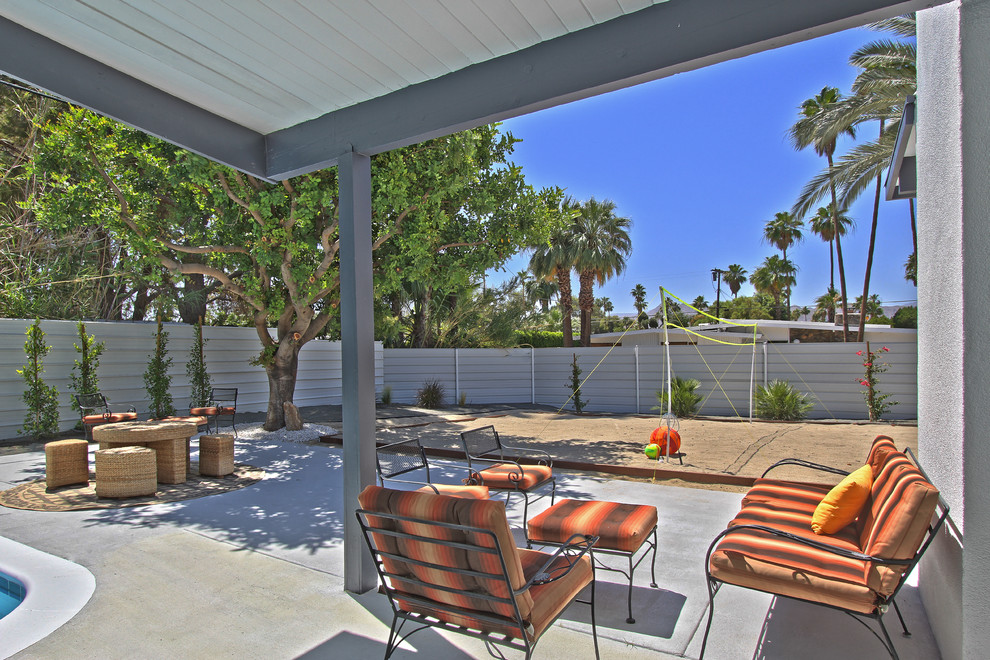 Foto de patio moderno con losas de hormigón