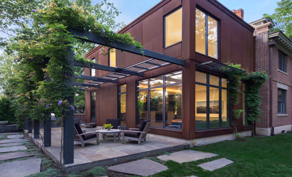 Idées déco pour une terrasse latérale contemporaine de taille moyenne avec une cuisine d'été, des pavés en pierre naturelle et une pergola.