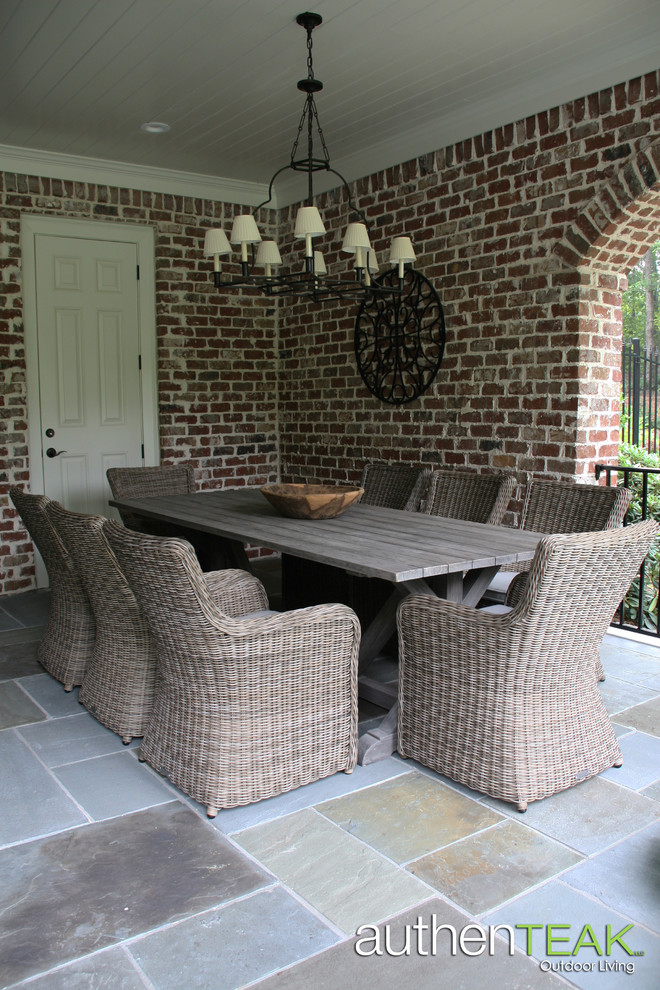 Immagine di un patio o portico classico di medie dimensioni e dietro casa