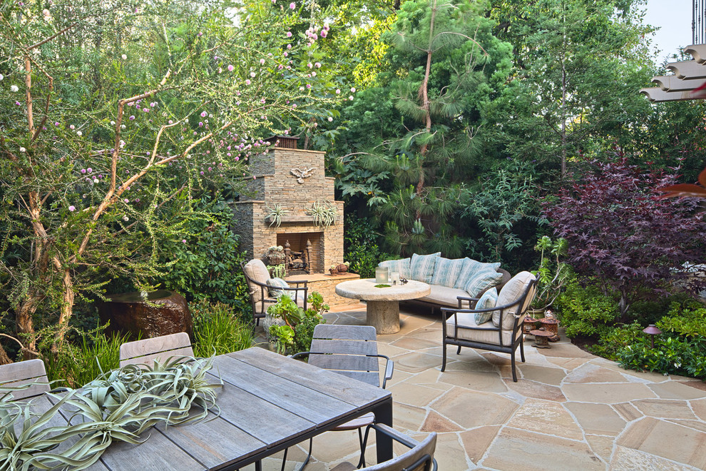 Diseño de patio clásico sin cubierta con adoquines de piedra natural